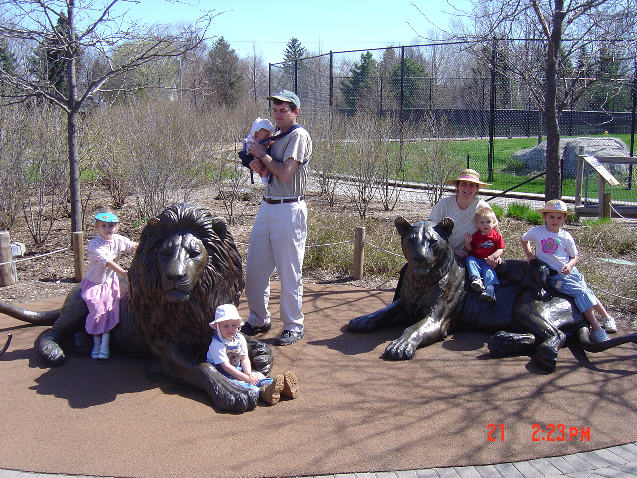 family.at.zoo.toledo.jpg